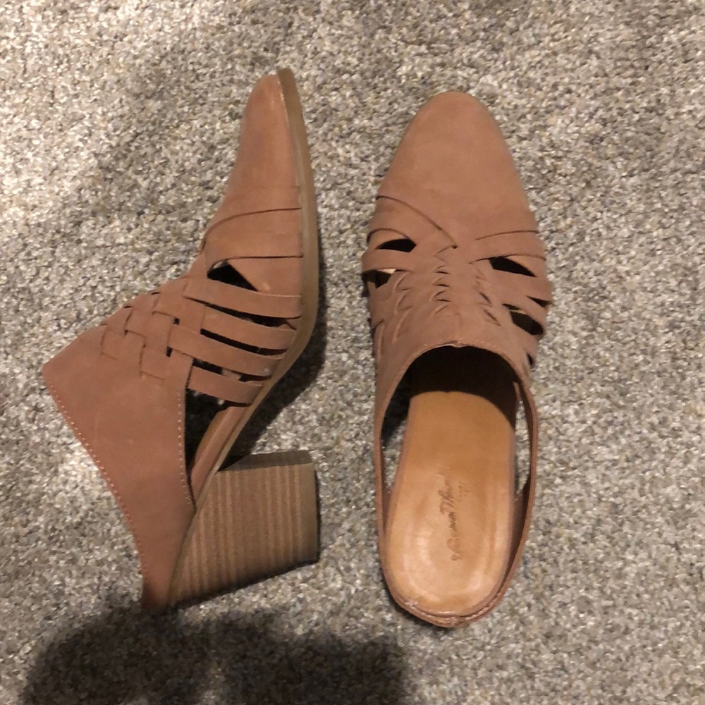 Universal thread heeled mules size 8